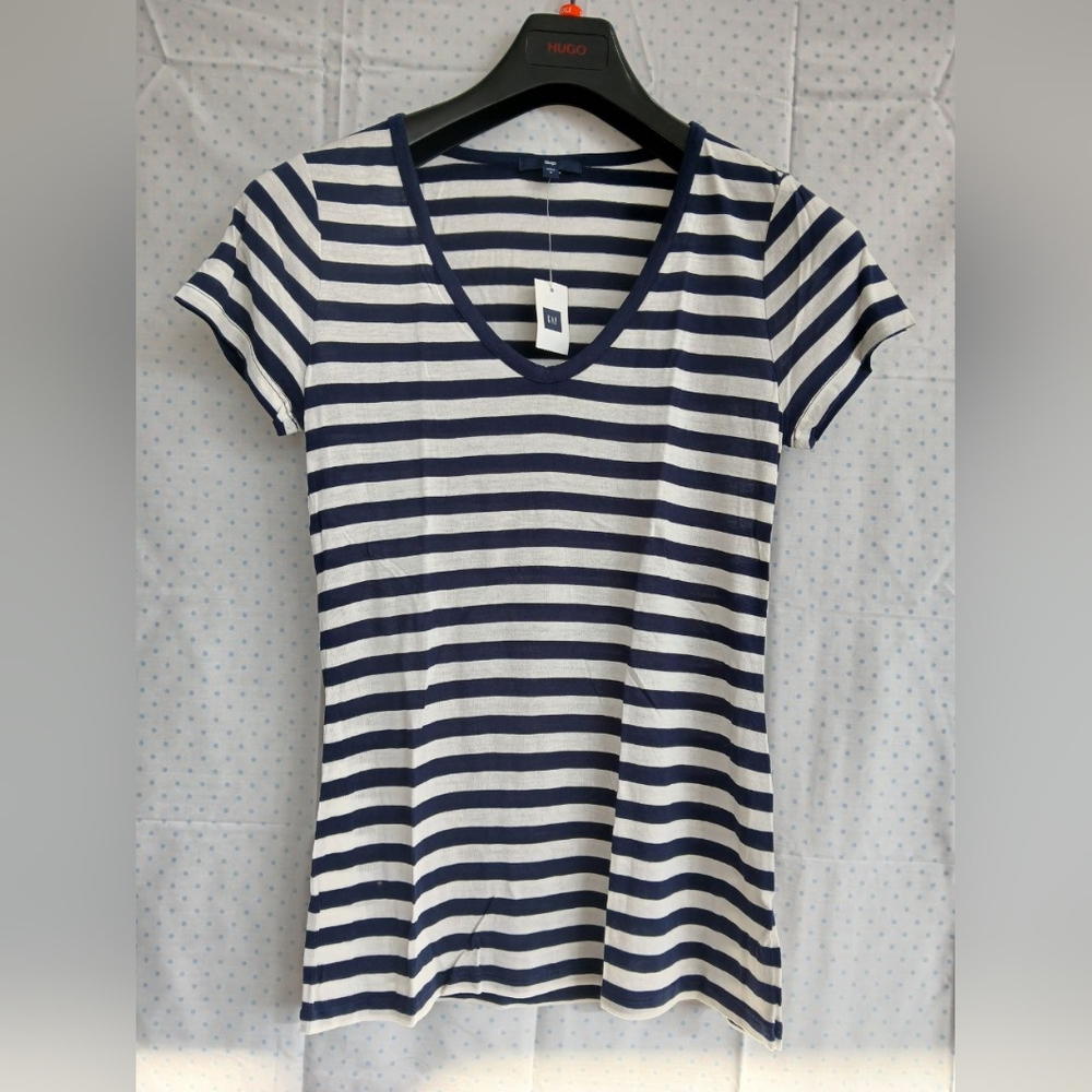 T-shirt. Gap. Size M. Striped.